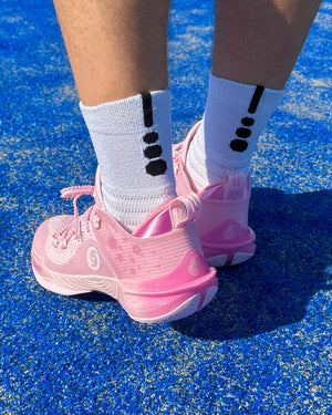 PEAK Flash 6 Basketbalschoen Roze Modellen foto on feet met burned sokken
