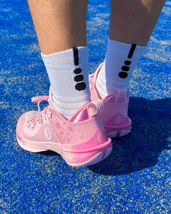 PEAK Flash 6 Basketbalschoen Roze Modellen foto on feet met burned sokken