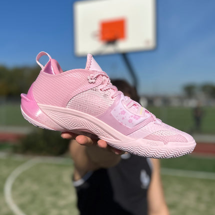 PEAK Flash 6 Basketbalschoen Roze rechteraanzicht dat word vastgehouden door man