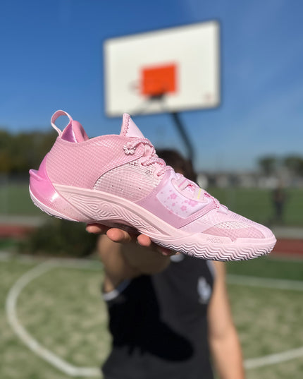 PEAK Flash 6 Basketbalschoen Roze rechteraanzicht dat word vastgehouden door man