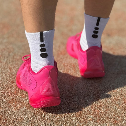 Peak Talent 2 Basketbalschoen Roze op Model voeten met burned sokken