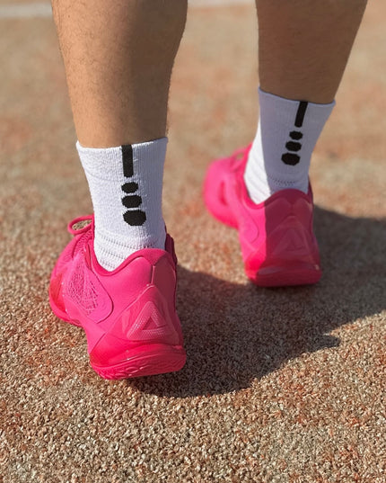 Peak Talent 2 Basketbalschoen Roze op Model voeten met burned sokken