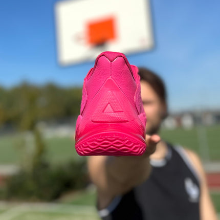 Peak Talent 2 Basketbalschoen Roze achteraanziht met hoop en blauwe luckt