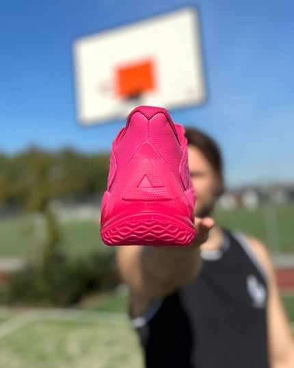 Peak Talent 2 Basketbalschoen Roze achteraanziht met hoop en blauwe luckt
