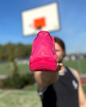 Peak Talent 2 Basketbalschoen Roze achteraanziht met hoop en blauwe luckt