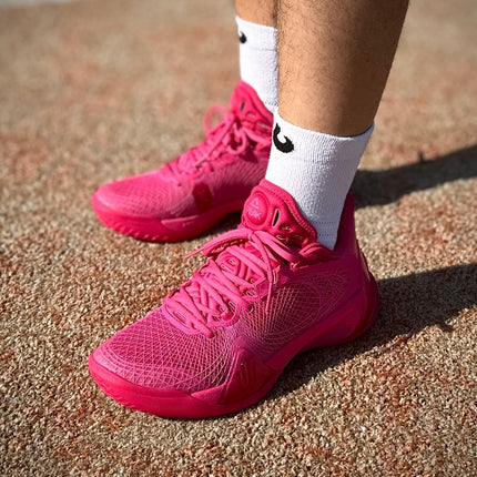 Peak Talent 2 Basketbalschoen Roze op basketbal grond met burned sokken on feet