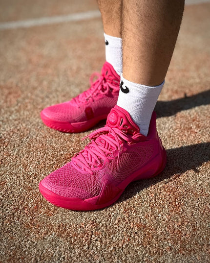 Peak Talent 2 Basketbalschoen Roze op basketbal grond met burned sokken on feet