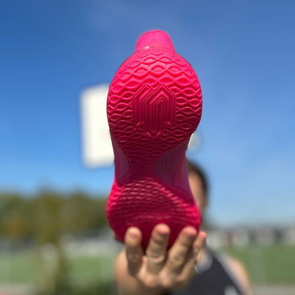 Peak Talent 2 Basketbalschoen Roze Zoolaanzicht word vastgehouden 