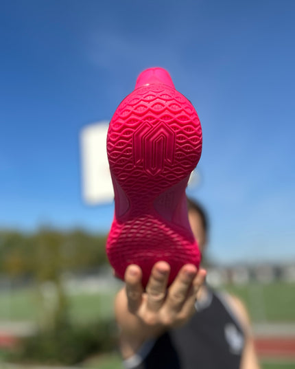Peak Talent 2 Basketbalschoen Roze Zoolaanzicht word vastgehouden 