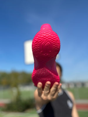 Peak Talent 2 Basketbalschoen Roze Zoolaanzicht word vastgehouden 