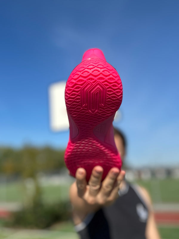 Peak Talent 2 Basketbalschoen Roze Zoolaanzicht word vastgehouden 