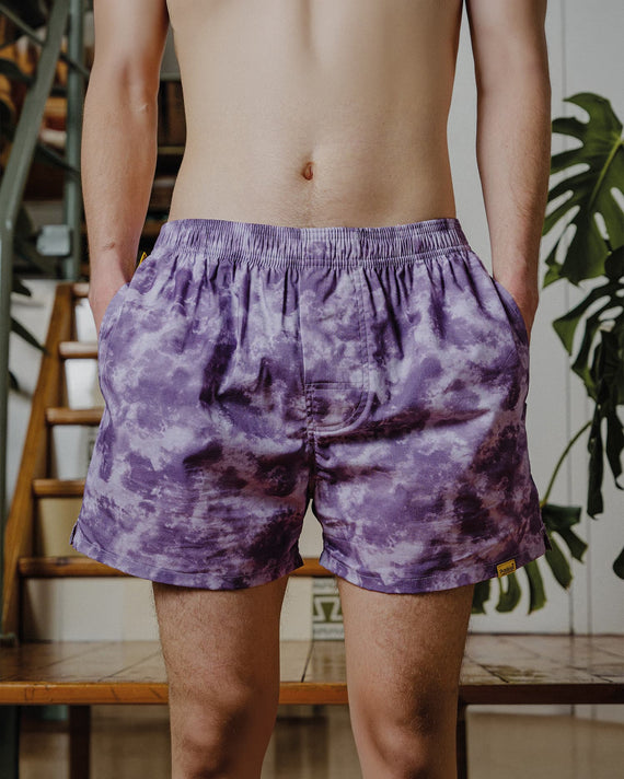 Pockies Purple Party Boxers model met boxer aan in woonkamer