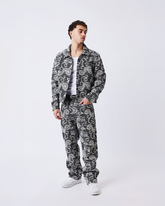 Project X Paris Bandana All Over Denim Broek vooraanzicht met model helemaal in beeld met broek en jas