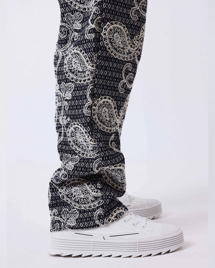 Project X Paris Bandana All Over Denim Broek aanzicht op de broek met schoen close up op de onderkant van de broek 