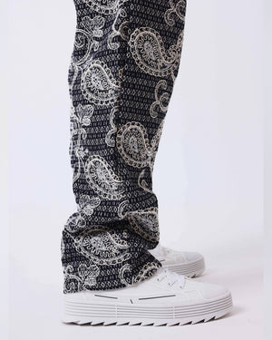 Project X Paris Bandana All Over Denim Broek aanzicht op de broek met schoen close up op de onderkant van de broek 