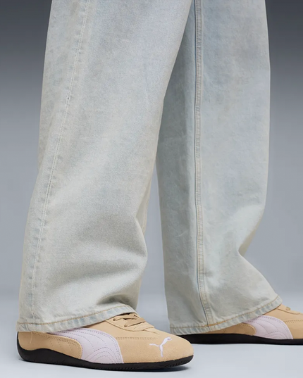 Puma Speedcat OG Sneaker Sand foto met model onderkant jeans en speedcat zandkleurig
