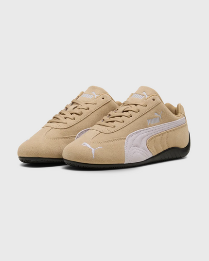 Puma Speedcat OG Sneaker Sand zijaanzicht linker en rechterschoen zandkleurig voorkant