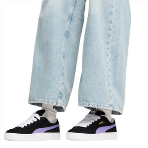 Puma_Suede_XL_Sneaker_Zwart_Paars_Model_On_Feet_shot