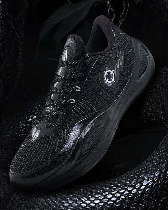 Rigorer AR1 Basketbalschoen Silent Night zijaanzicht stock foto 