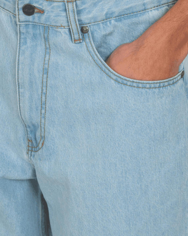 Reell Baggy Origin Lichtblauw hand in pocket