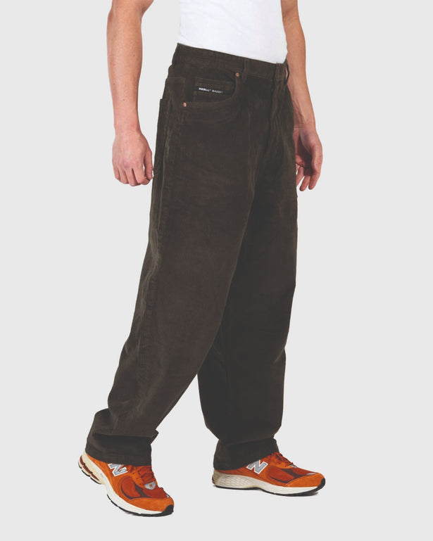 Reell Baggy Cord Langebroek Donkergroen lopend aanzicbt