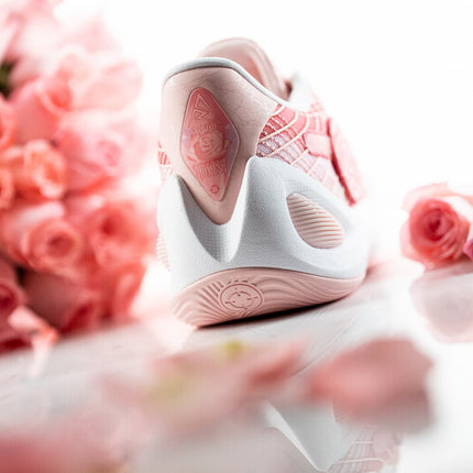 Rigorer AR1 Basketbalschoen Valentine's Day achteraanzicht met rozen op achtergrond