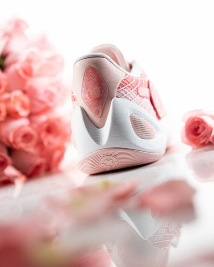 Rigorer AR1 Basketbalschoen Valentine's Day achteraanzicht met rozen op achtergrond