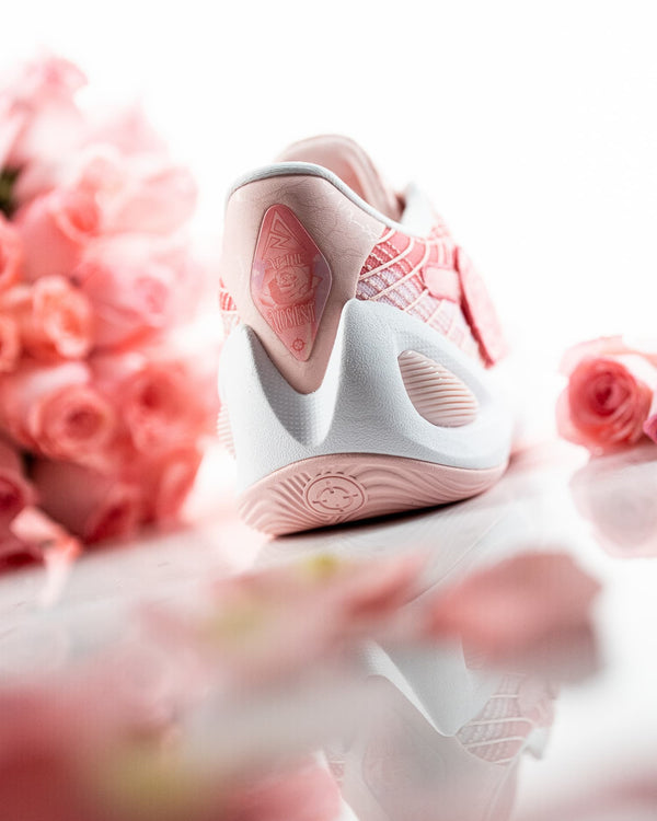 Rigorer AR1 Basketbalschoen Valentine's Day achteraanzicht met rozen op achtergrond