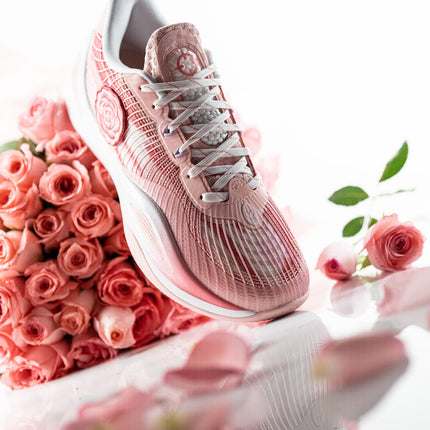 Rigorer AR1 Basketbalschoen Valentine's Day bovenaanzicht met roze rozen op achtergrond