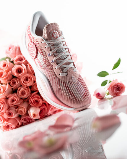 Rigorer AR1 Basketbalschoen Valentine's Day bovenaanzicht met roze rozen op achtergrond
