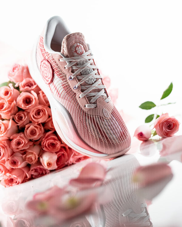 Rigorer AR1 Basketbalschoen Valentine's Day bovenaanzicht met roze rozen op achtergrond