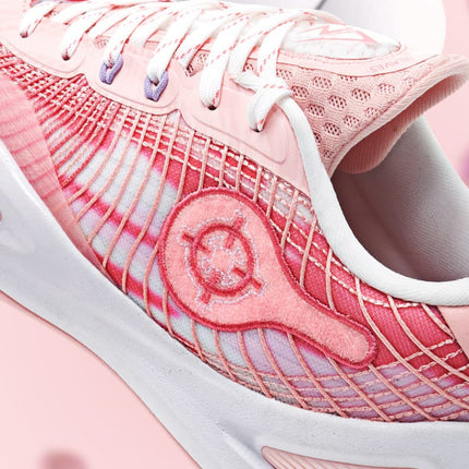 Rigorer AR1 Basketbalschoen Valentine's Day met roze achtergrond close up