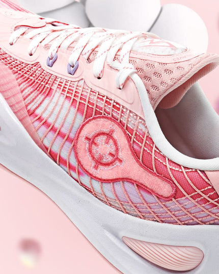Rigorer AR1 Basketbalschoen Valentine's Day met roze achtergrond close up
