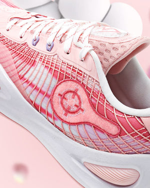 Rigorer AR1 Basketbalschoen Valentine's Day met roze achtergrond close up