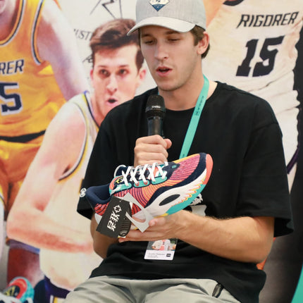 Rigorer AR1 Basketbalschoen Year of Dragon austin reeves die schoen vasthoud/ austin reeves holding a shoe