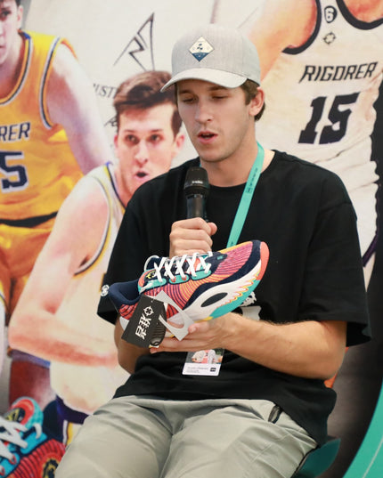 Rigorer AR1 Basketbalschoen Year of Dragon austin reeves die schoen vasthoud/ austin reeves holding a shoe