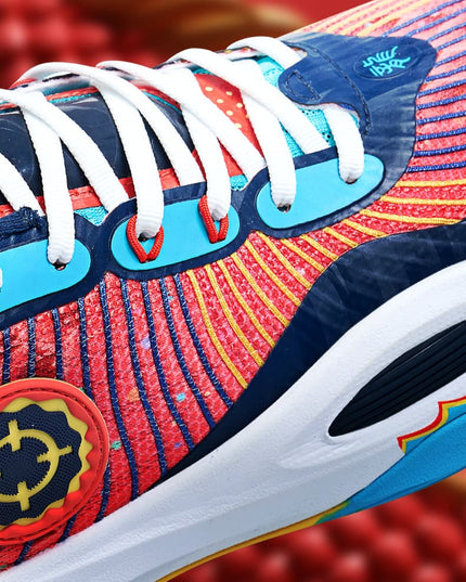 Rigorer AR1 Basketbalschoen Year of Dragon close up met rode achtergrond