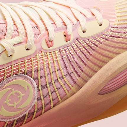 Rigorer AR1&nbsp; basketbalschoen Honey peach Zijaanzicht logo zool veters close up geel roze