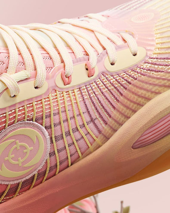 Rigorer AR1&nbsp; basketbalschoen Honey peach Zijaanzicht logo zool veters close up geel roze
