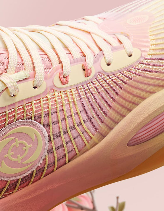 Rigorer AR1&nbsp; basketbalschoen Honey peach Zijaanzicht logo zool veters close up geel roze