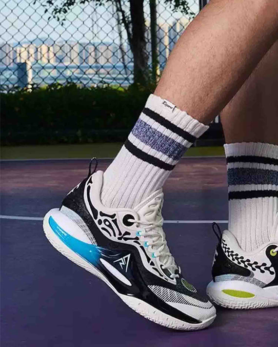 Rigorer AR2 Basketbalschoen Code Blue Skeleton on feet aanzicht