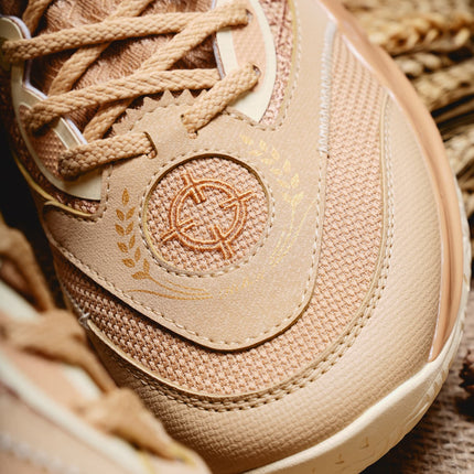 Rigorer AR2 Basketbalschoen HBK Austin Reeves Bruin close up midden logo kruis