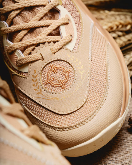 Rigorer AR2 Basketbalschoen HBK Austin Reeves Bruin close up midden logo kruis