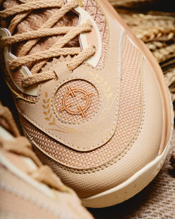 Rigorer AR2 Basketbalschoen HBK Austin Reeves Bruin close up midden logo kruis