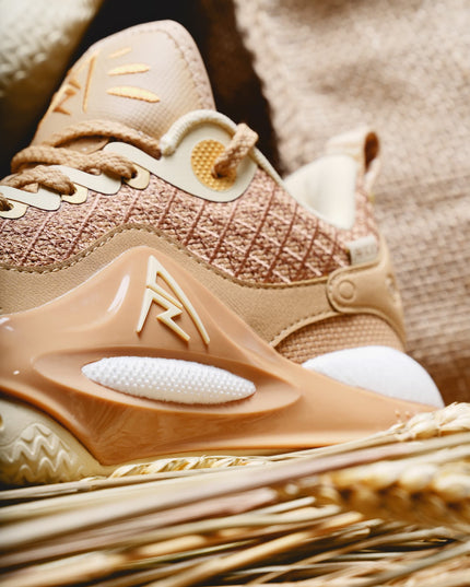 Rigorer AR2 Basketbalschoen HBK Austin Reeves Bruin close up zijkant logo