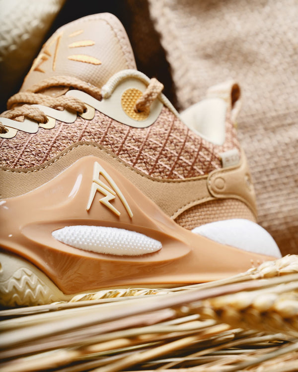 Rigorer AR2 Basketbalschoen HBK Austin Reeves Bruin close up zijkant logo