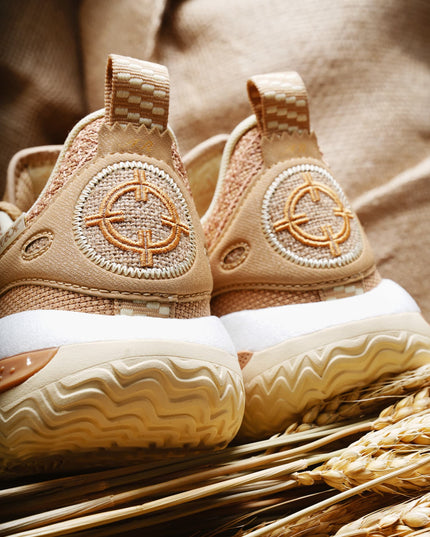 Rigorer AR2 Basketbalschoen HBK Austin Reeves Bruin close up van achterkant detail foto