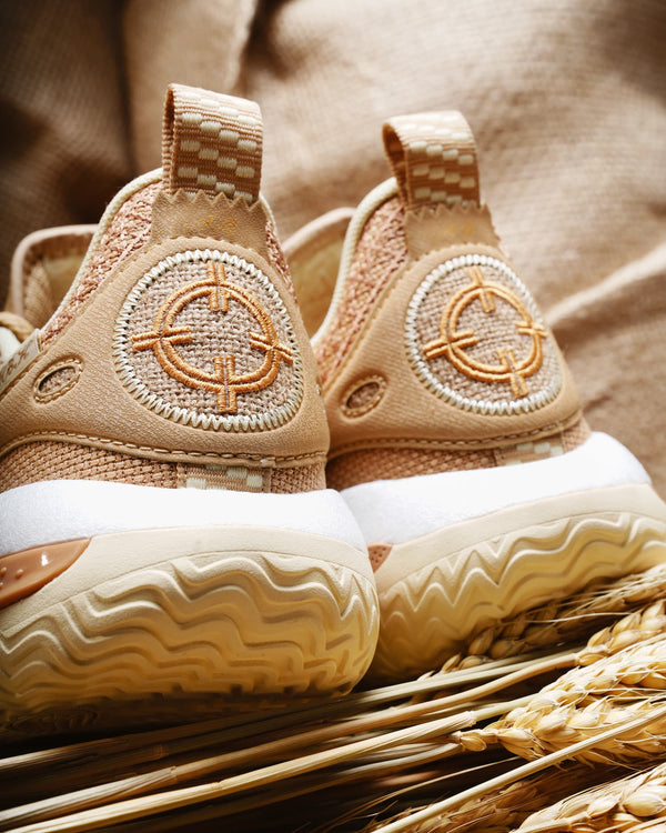 Rigorer AR2 Basketbalschoen HBK Austin Reeves Bruin close up van achterkant detail foto