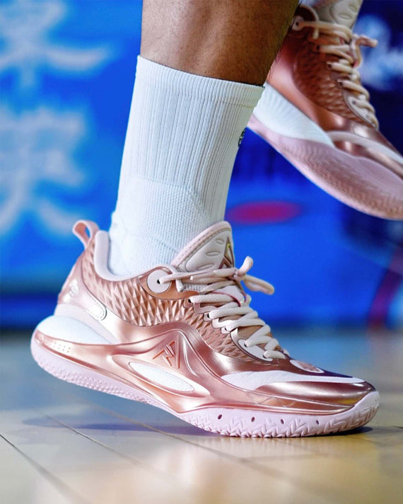 Rigorer AR2 Basketbalschoen Rose Gold lon feet Burned Sports