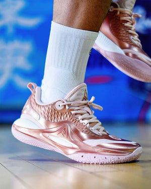 Rigorer AR2 Basketbalschoen Rose Gold lon feet Burned Sports